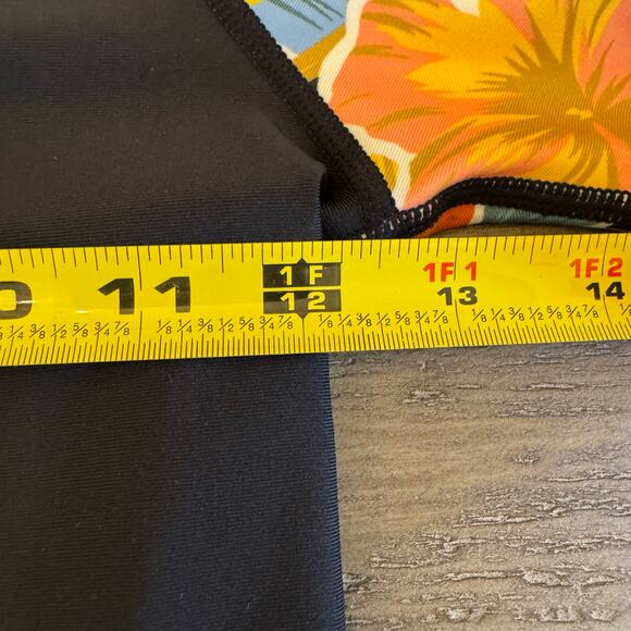 Volcom Women's Size XS Take It Easy Long Sleeve Floral Rash Guard 50 UPF NWT - Picture 5 of 9